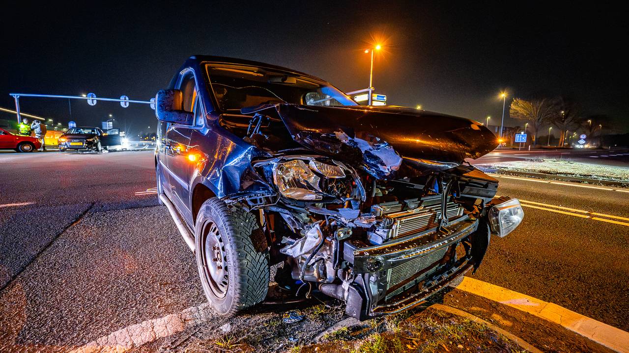 Auto en bestelbus botsen frontaal op elkaar in Oss (foto: Lucas Lammers/Persbureau Heitink).  