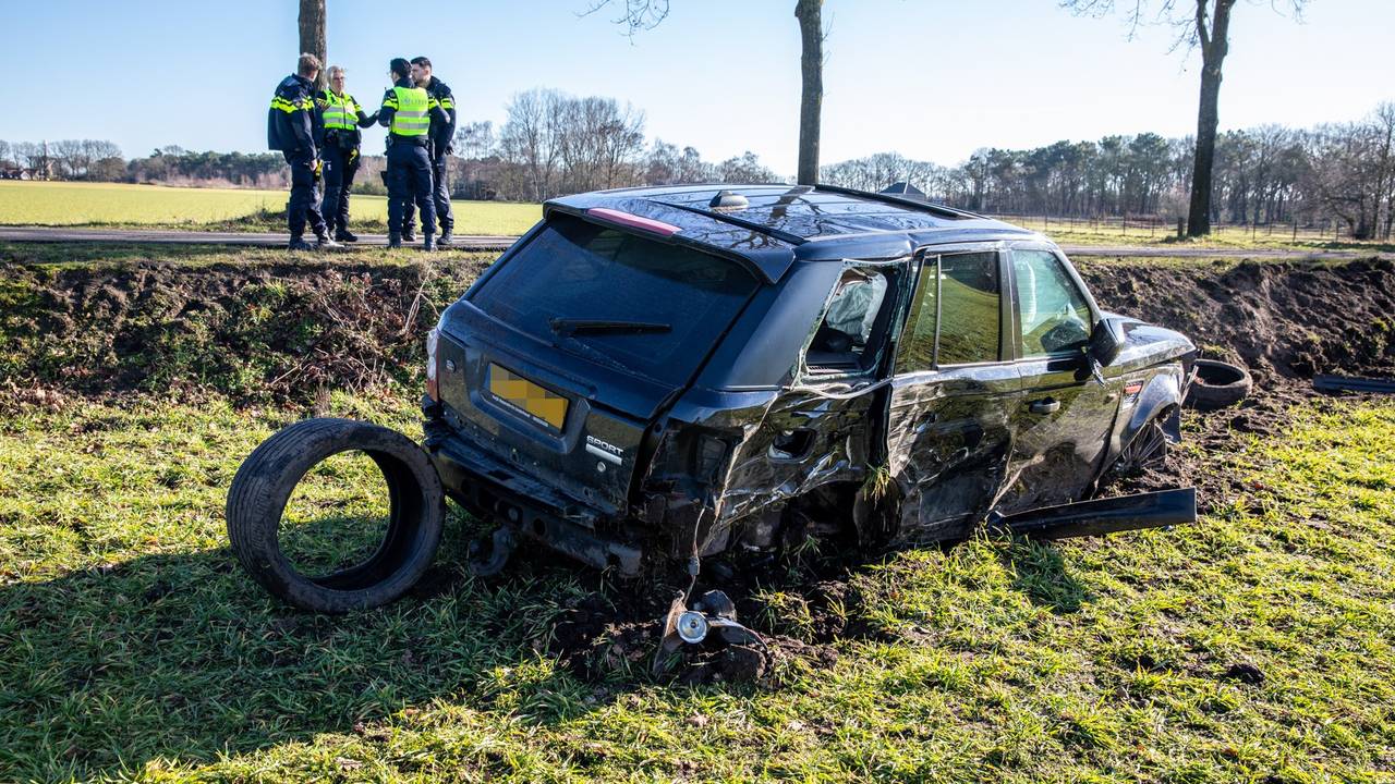 Automobilist gewond nadat hij meerdere bomen raakt in Rucphen