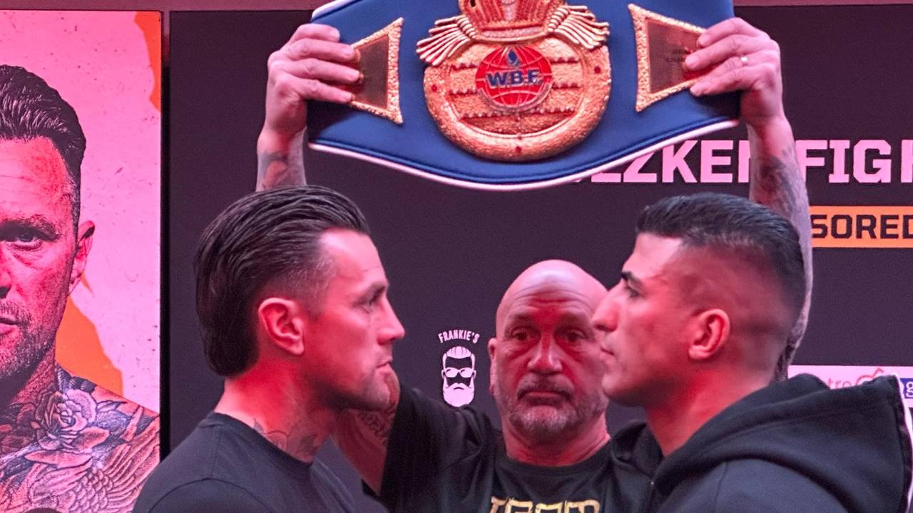 De staredown tussen Nieky Holzken en Besir Ay (foto: Leon Voskamp).