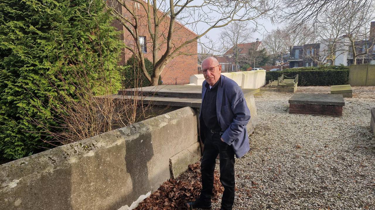 Ad de Graaf op de lege plek waar de grafsteen van Jan Claesen lag (foto: Henk van Ingen/Omroep Brabant)