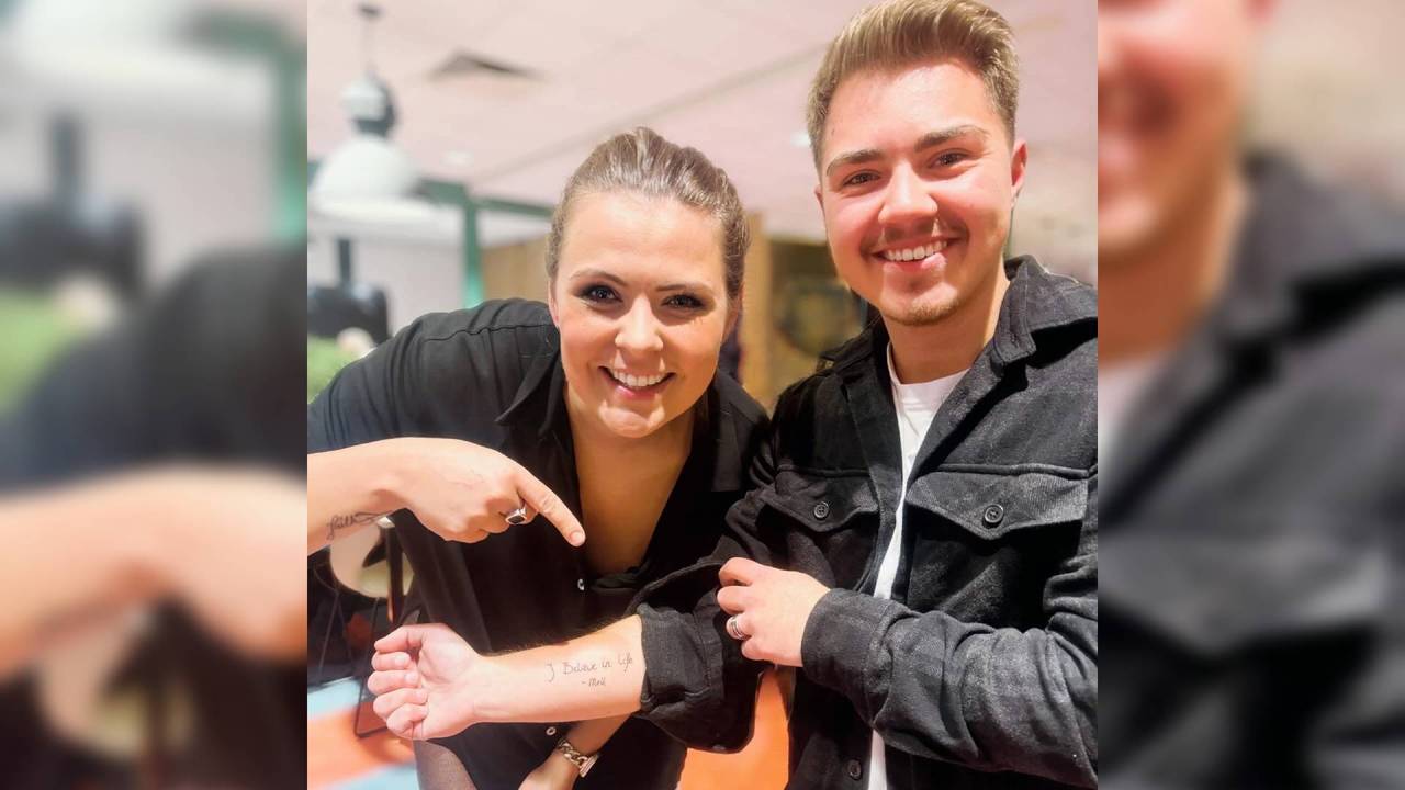 Damian laat zijn tattoo zien aan Mell (Privéfoto).