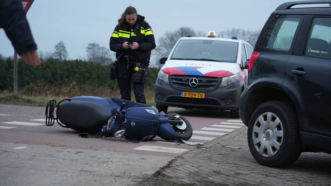 Een scooter en auto botsten op elkaar (foto: Jeroen Stuve/Persbureau Heitink).
