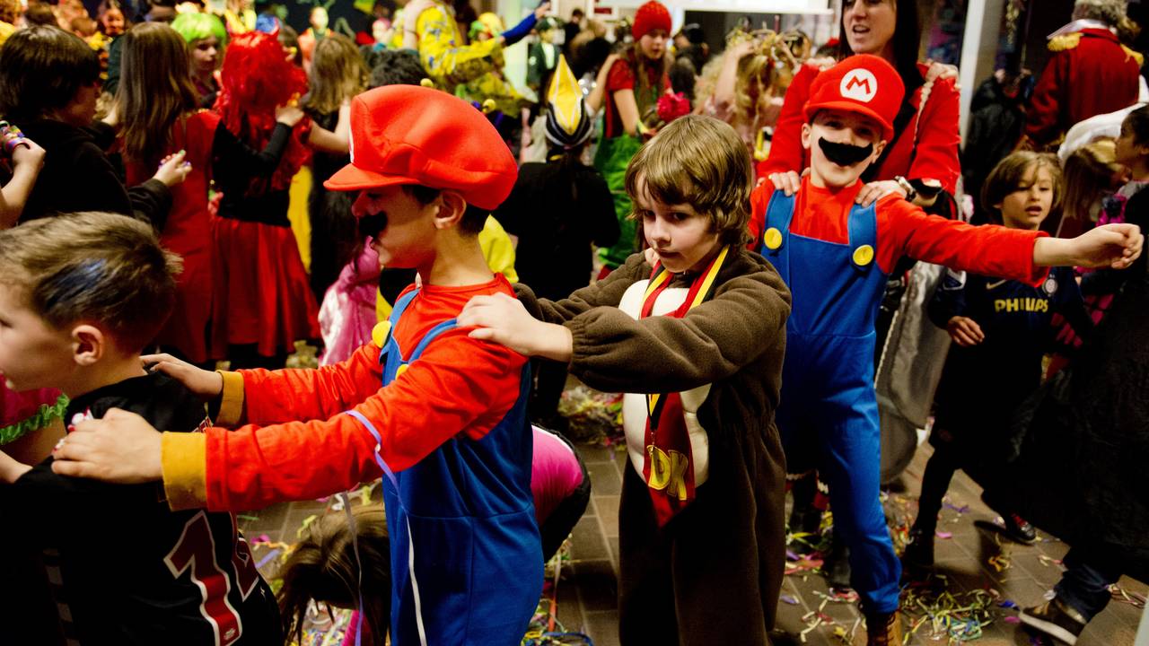 Het is niet moeilijk, gewoon die handjes op de schouders (archieffoto: ANP).