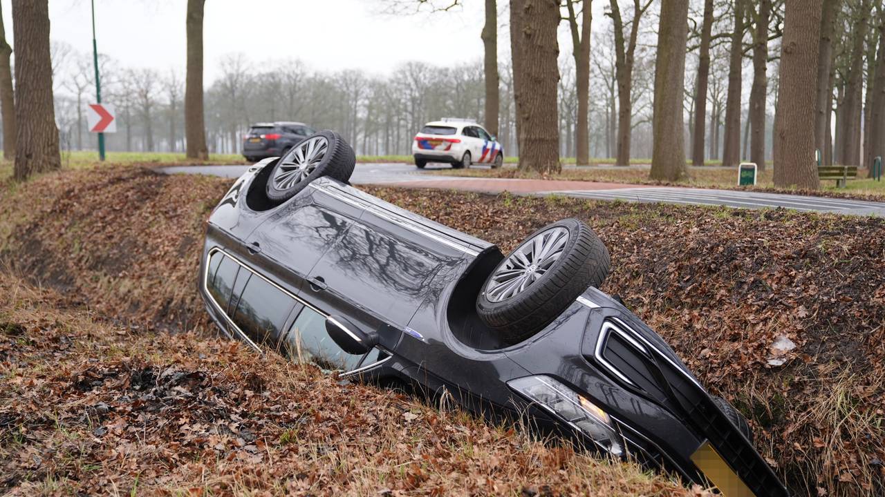 De auto belandde in Heeswijk Dinther in de sloot. (Foto: Bart Meesters/Persbureau Heitink.)
