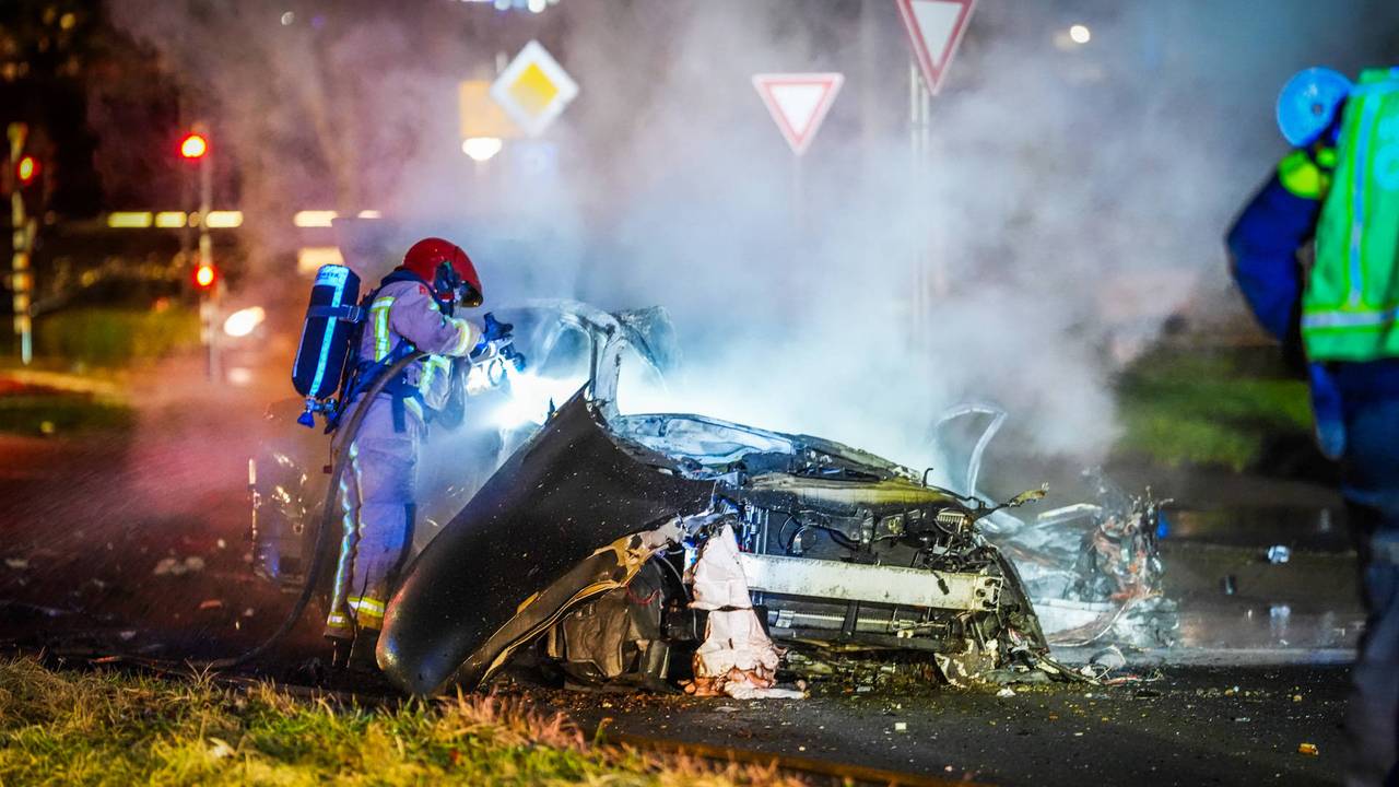 Van de auto in Eindhoven bleef weinig over (foto: Persbureau Heitink).