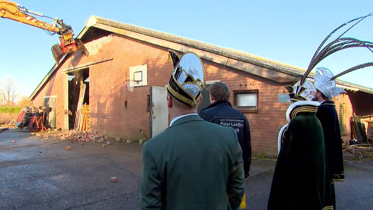 De mannen van carnavalsvereniging Goei Geknoei kijken toe hoe de loods in Reek wordt gesloopt (foto: Omroep Brabant).