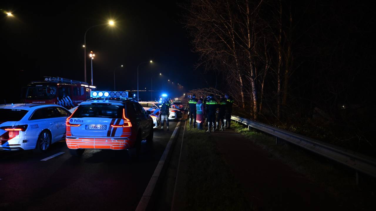 Nederlandse en Belgische politie zijn bij de crash (foto: Tom van der Put/Persbureau Heitink).