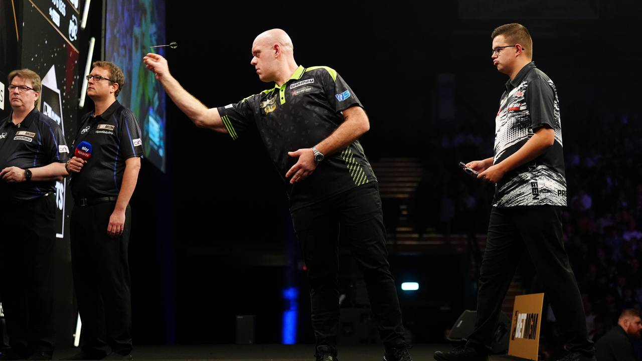 Michael van Gerwen wint in de finale van Gian van Veen (foto: ANP).