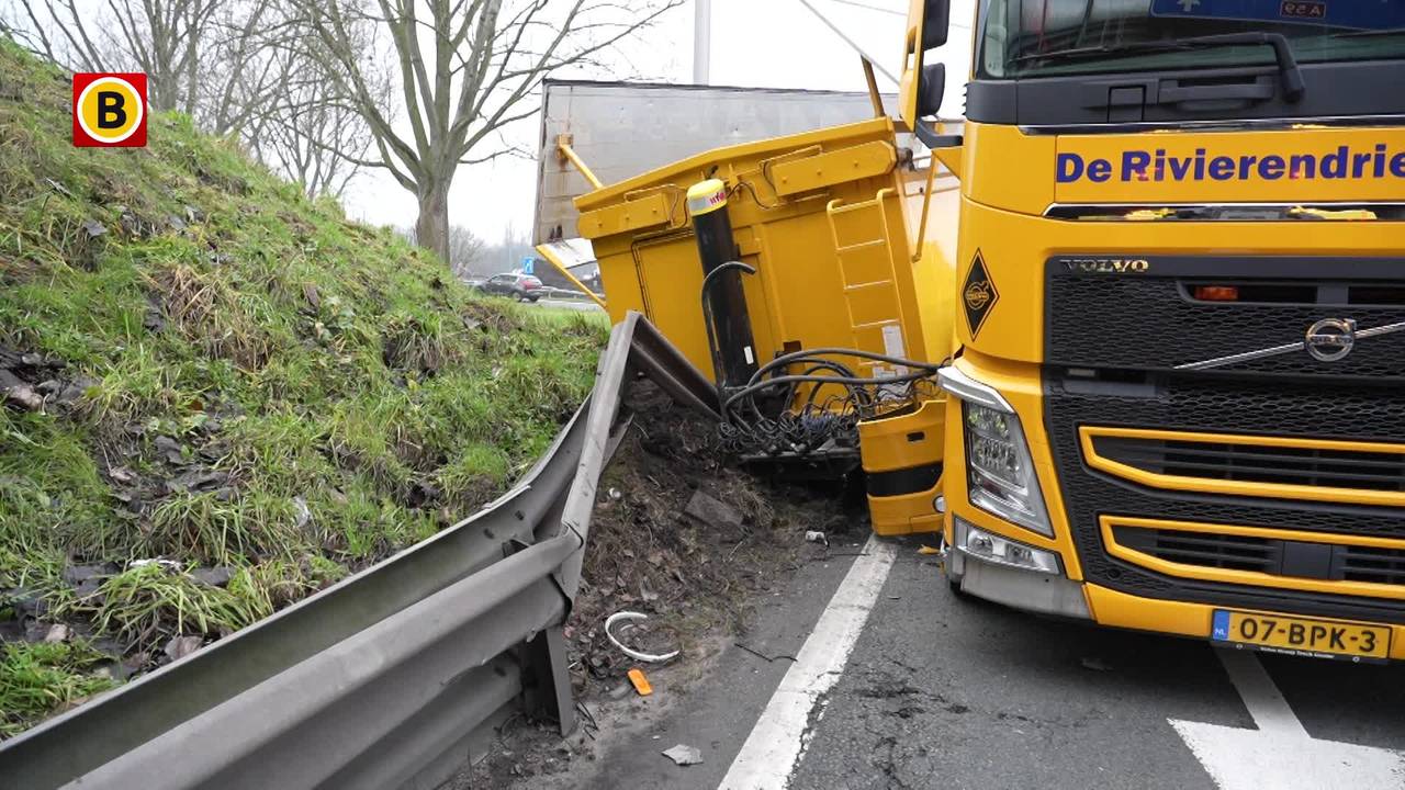Vrachtwagen verliest laadbak