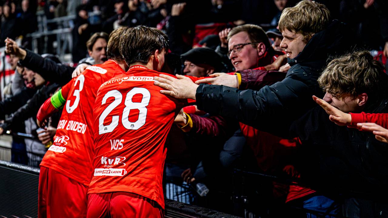 Spelers van Helmond Sport vieren een doelpunt met supporters (foto: Gabriel Calvino Alonso/Orange Pictures).