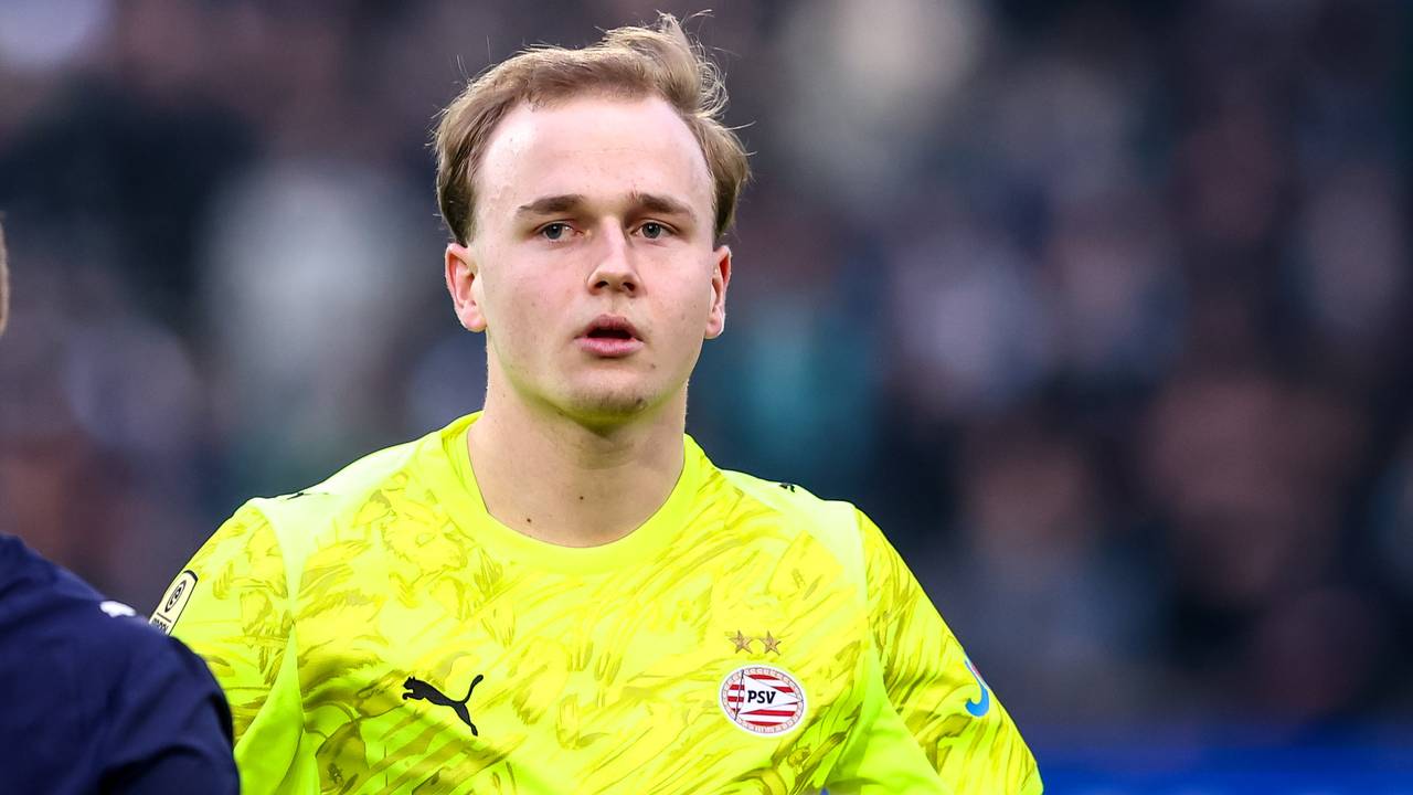 PSV-keeper Niek Schiks tijdens de wedstrijd tegen FC Groningen (foto: Orange Pictures).