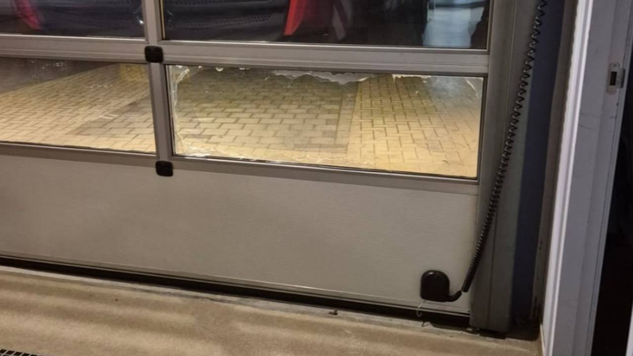 De dieven kwamen binnen door een raam in te slaan (foto: brandweer).