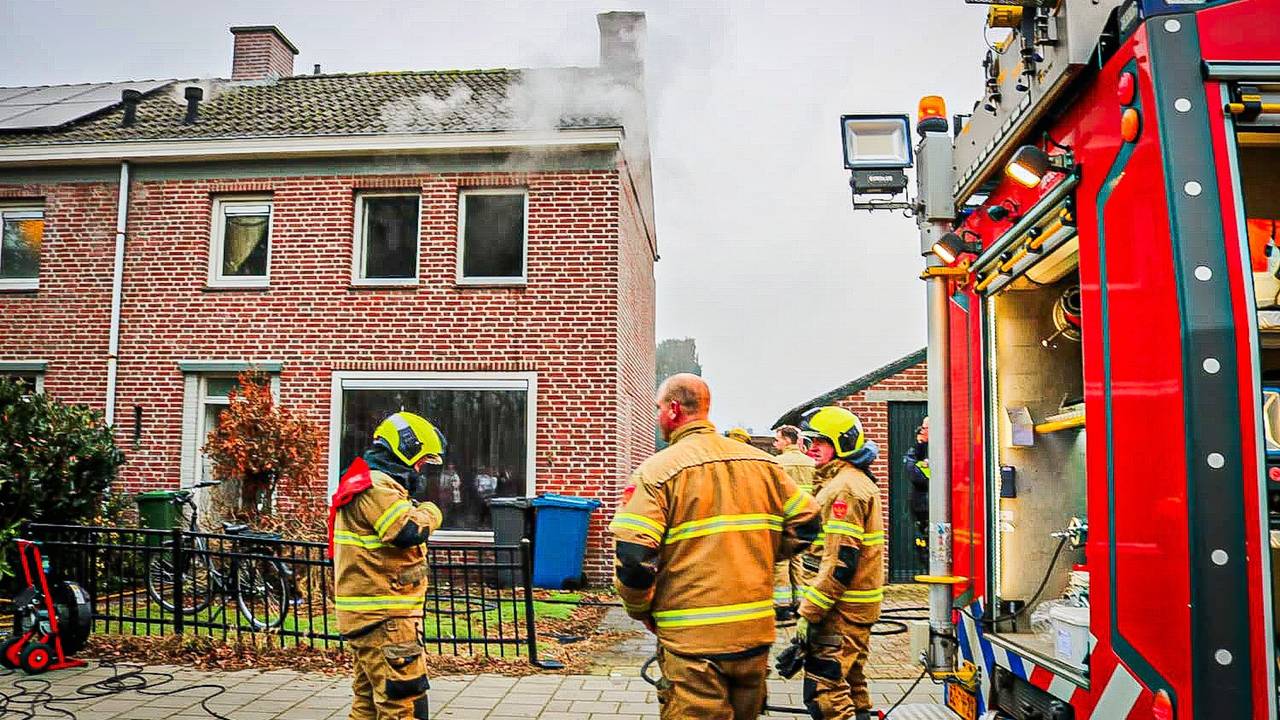 De brand bij het huis aan de Zandkantsestraat in Schijndel (foto: Jordi de Bruijn/SQ Vision).