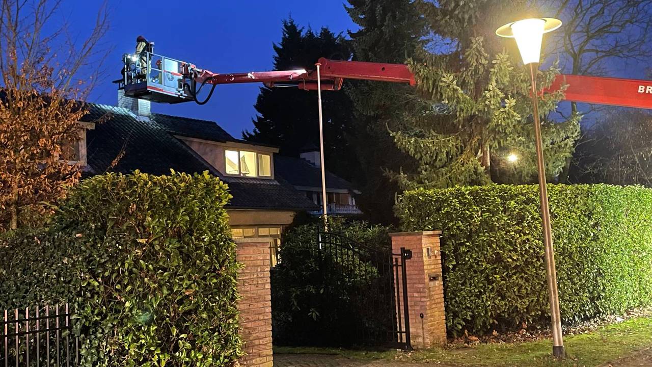 De brand woedde in de schoorsteen van het huis (foto: Harrie Grijseels / Persbureau Heitink).
