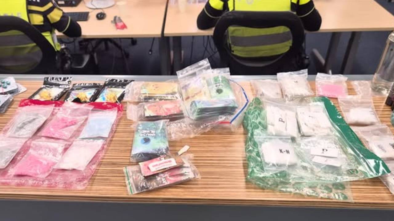 De drugs die de politie in de tas van de man vond (foto: Wijkagenten Eindhoven Gestel).
