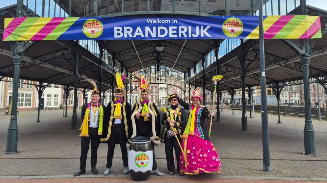 De carnavalsbanner van de Brandeliers hangt nu aan de Markthal in de wijk (foto: de Brandeliers)