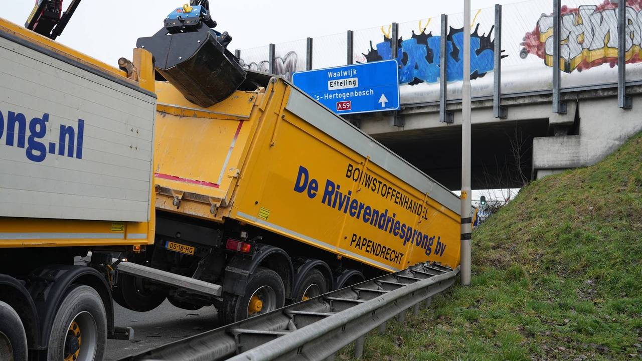 Vrachtwagen verliest laadbak