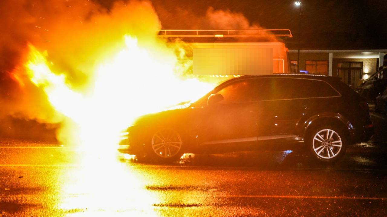 Twee auto's in vlammen op parkeerplaats in Geldrop, brand is aangestoken