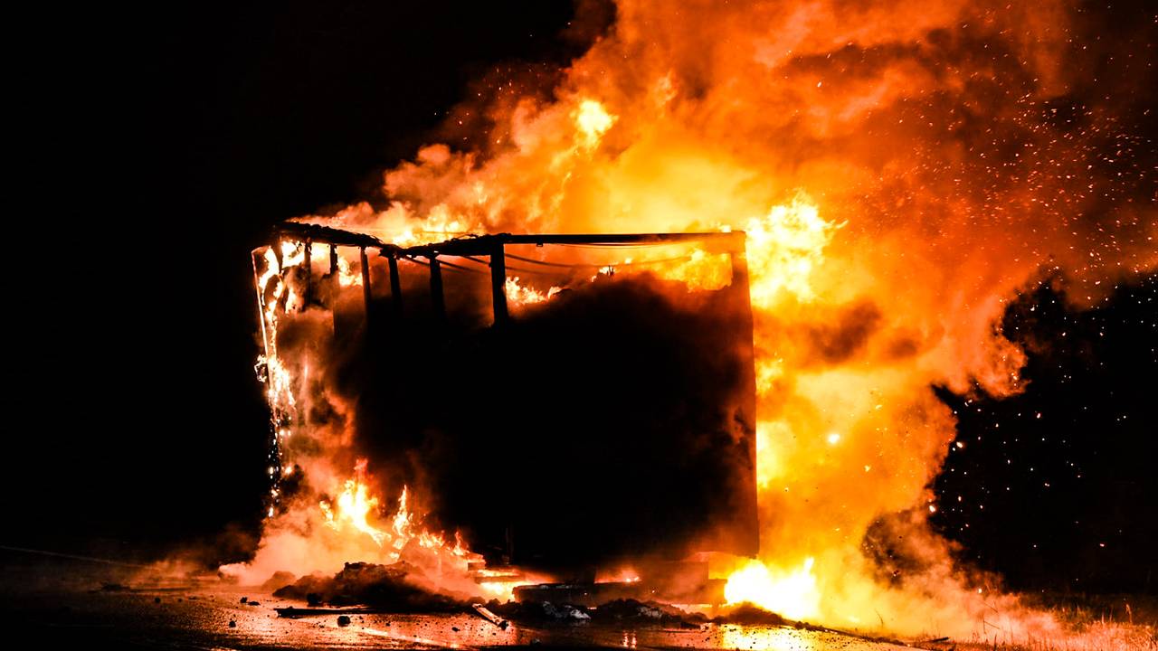 A59 dicht richting Breda door brandende vrachtwagen vol textiel