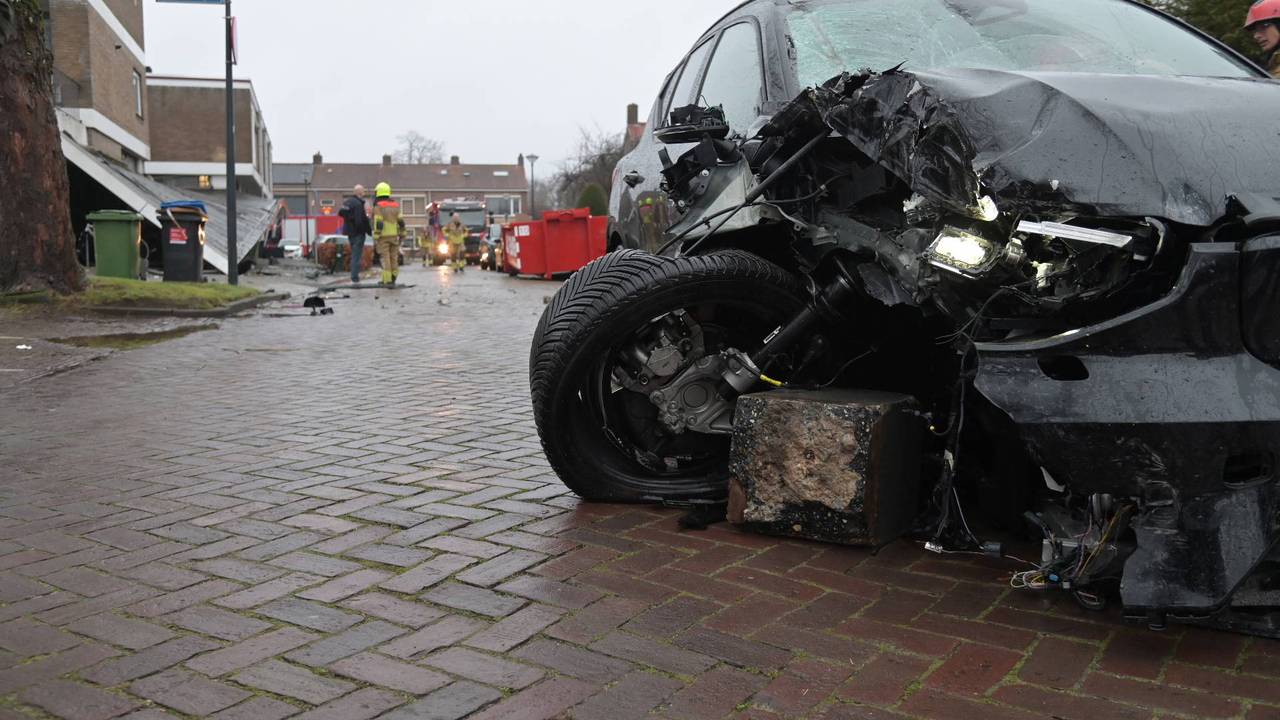 Auto rijdt op voetpad en zorgt voor ravage in Breda, luifel ingestort