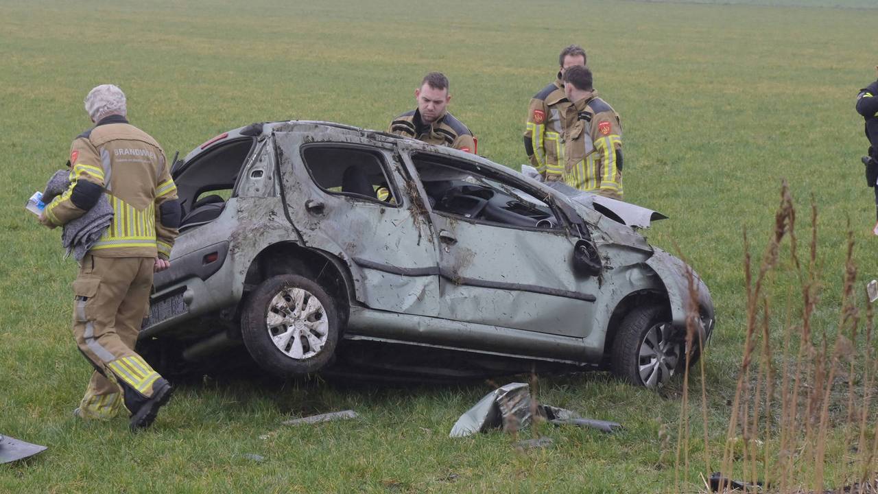 De bestuurder werd volgens een getuige uit de auto geslingerd (foto: Perry Roovers / Persbureau Heitink).