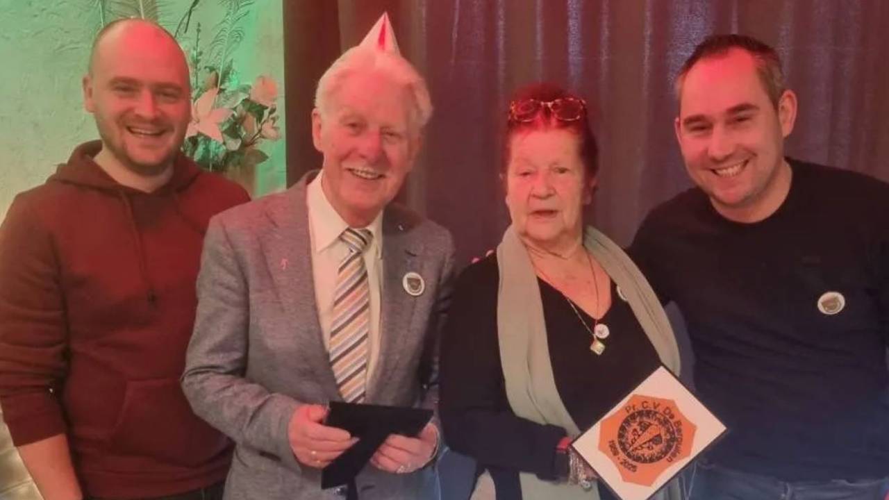 Wil en Jeanne (in het midden) tijdens het 66-jarige jubileum van C.V. De Berguilen (eigen foto).