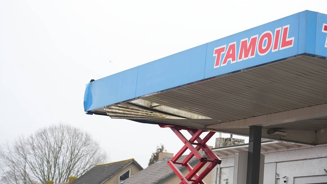 Man ernstig gewond na metershoge val door dak van tankstation