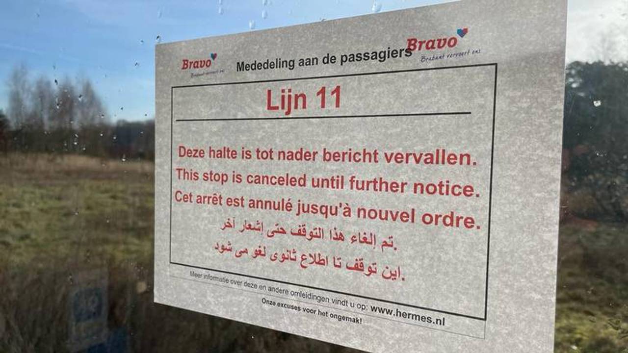 Bij de bushalte voor azc in Budel werd een bord geplaatst (foto: Alice van der Plas) Bushalte voor azc in Budel tijdelijk dicht (foto: Alice van der Plas).