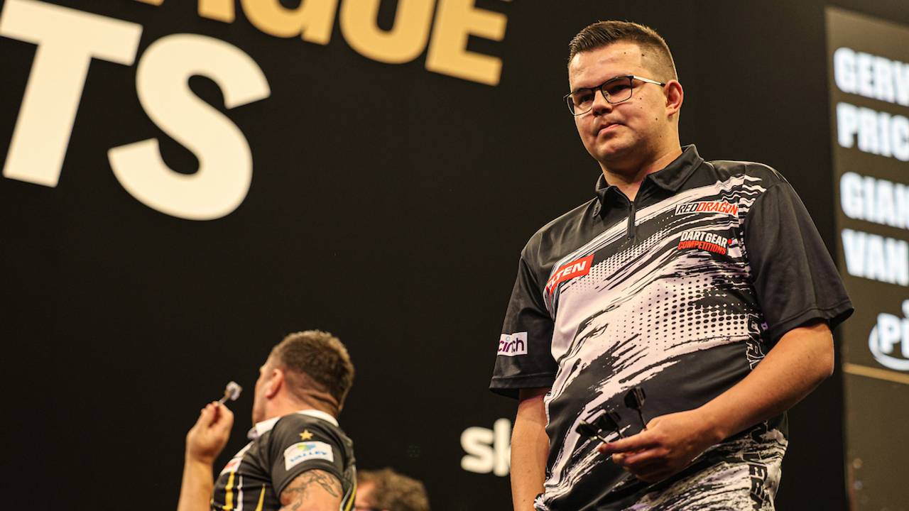 Gian van Veen verliest van Gerwyn Price in Antwerpen (foto: pdc.photoshelter.com/gallery/2026-BetMGM-Premier-League/G000079crF6Bp9ks  Please credit Jenny Segers/PDC)