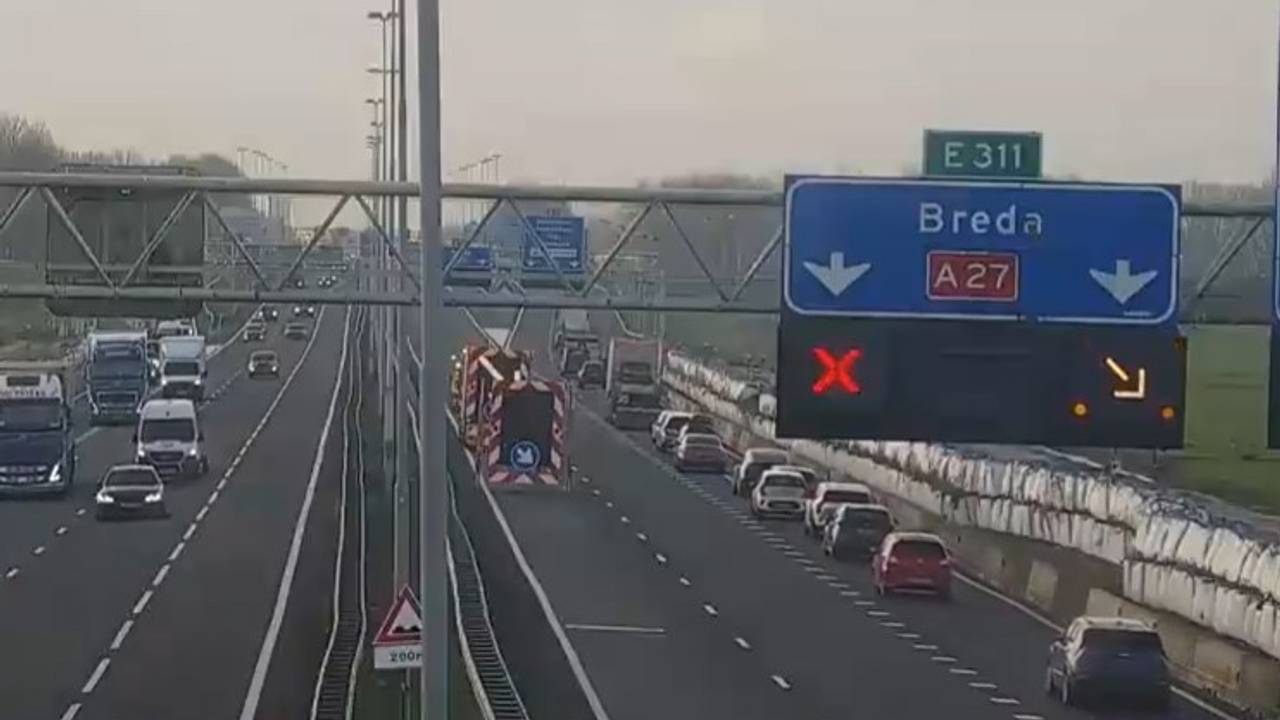 Het ongeluk gebeurde op de A27 bij Nieuwendijk (foto: X/Rijkswaterstaat Verkeersinformatie).