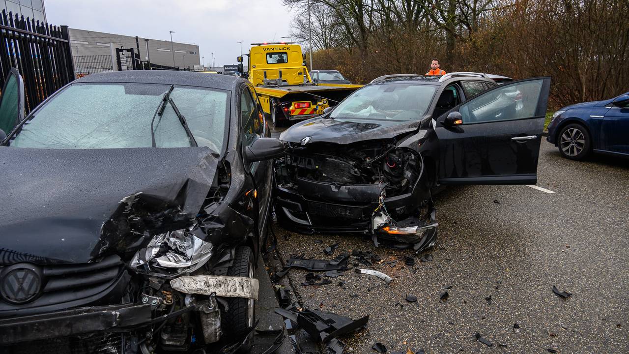 Flinke ravage nadat twee auto's op elkaar botsen in Etten-Leur