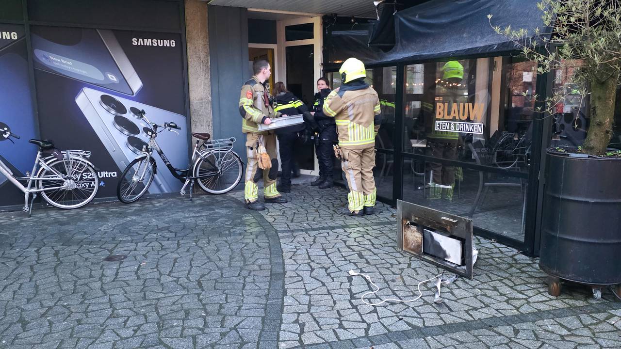 De brandweer moest in actie komen bij een keukenbrand in Waalwijk. (Foto: Erik Haverhals/Persbureau Heitink.)
