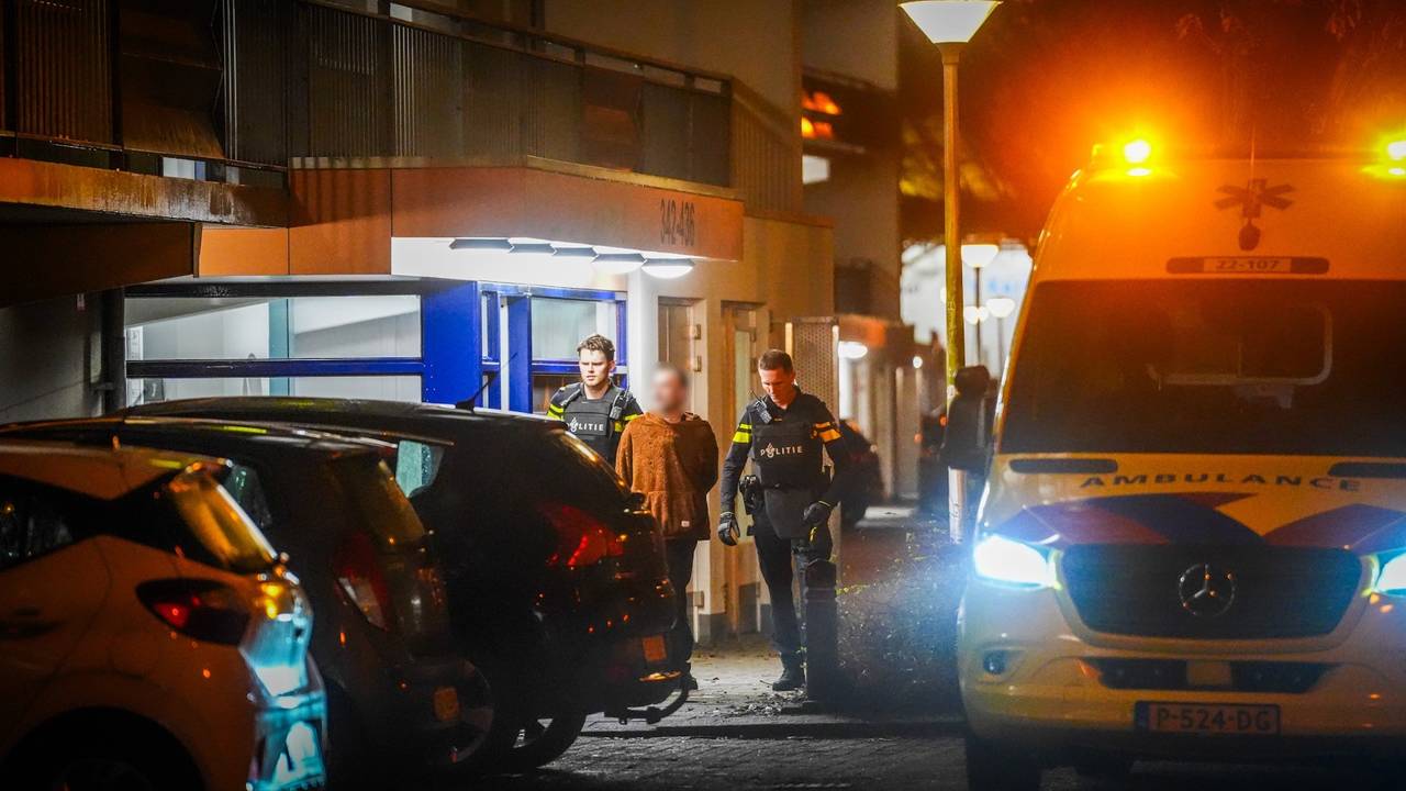 Verdachte wordt meegenomen door de politie (foto: SQ Vision).
