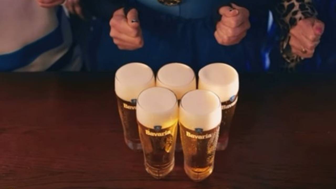 Vijf biertjes in de Bavaria-reclame (foto: Bavaria).