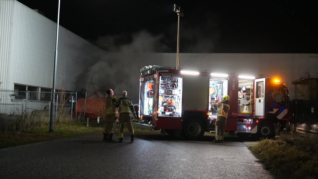 Brandweer op industrieterrein in Oosterhout (foto: Jeroen Stuve / Persbureau Heitink).