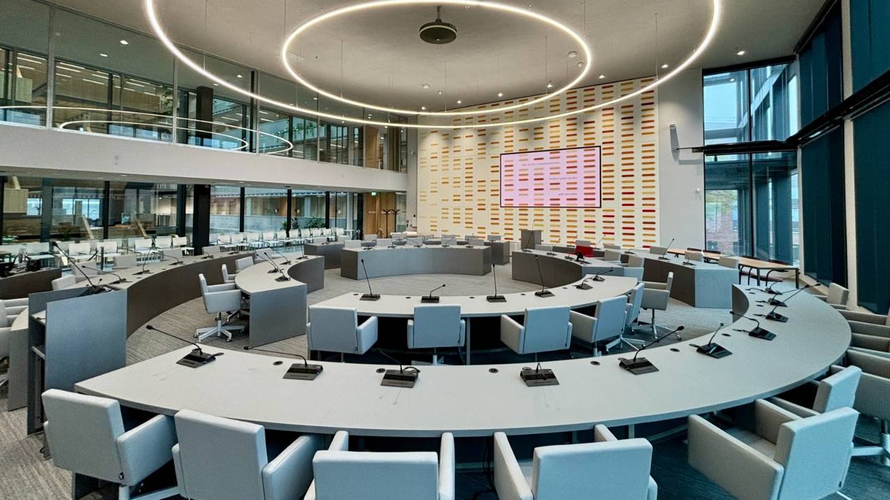 De raadszaal van de gemeente Helmond (foto: Gemeenteraad Helmond/Facebook).