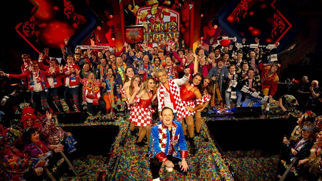 Presentator Jordy Graat met de artiesten van 3 Uurkes Vurraf (foto: Eye4Images).