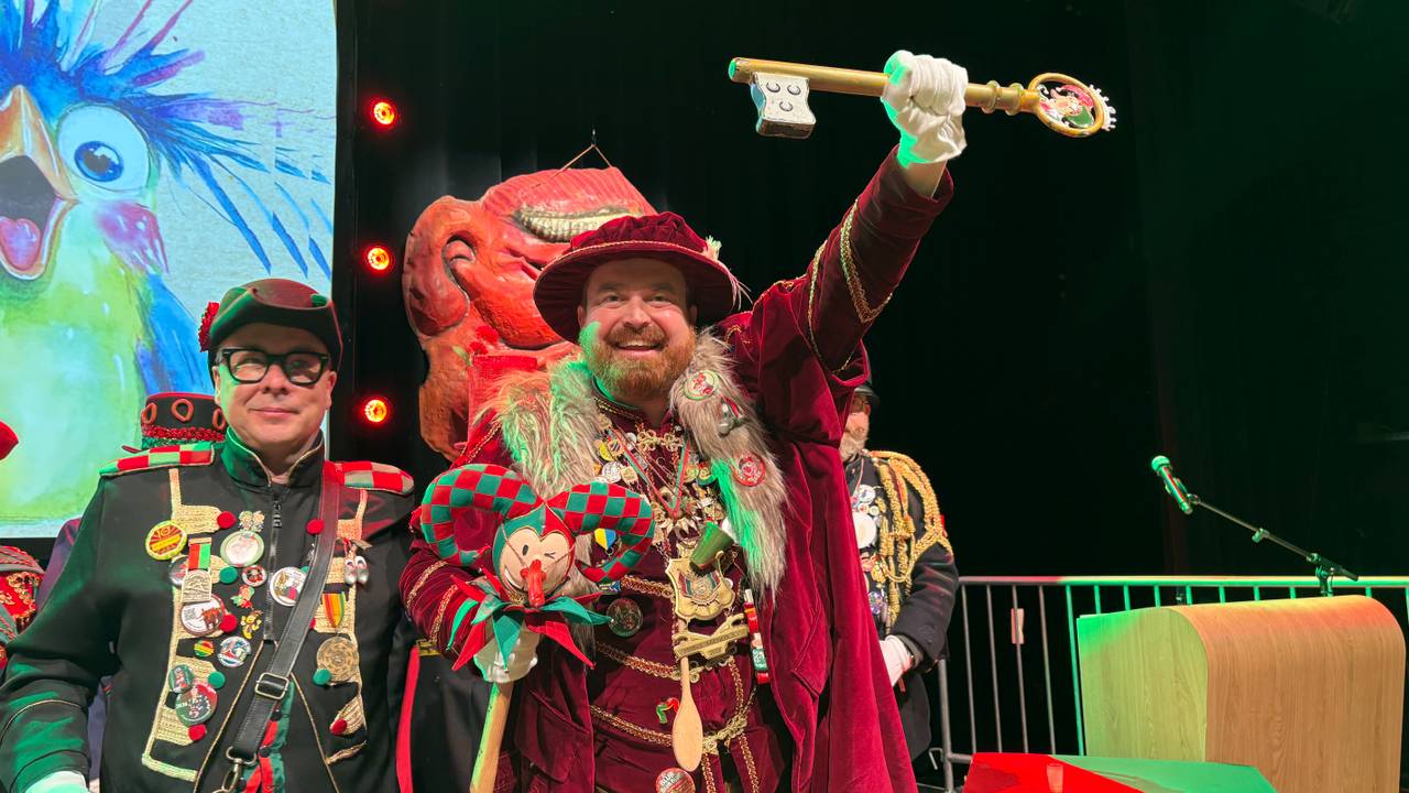 Prins Mienus XV bij de sleuteloverdracht in Kaaiendonk (foto: Omroep Brabant).
