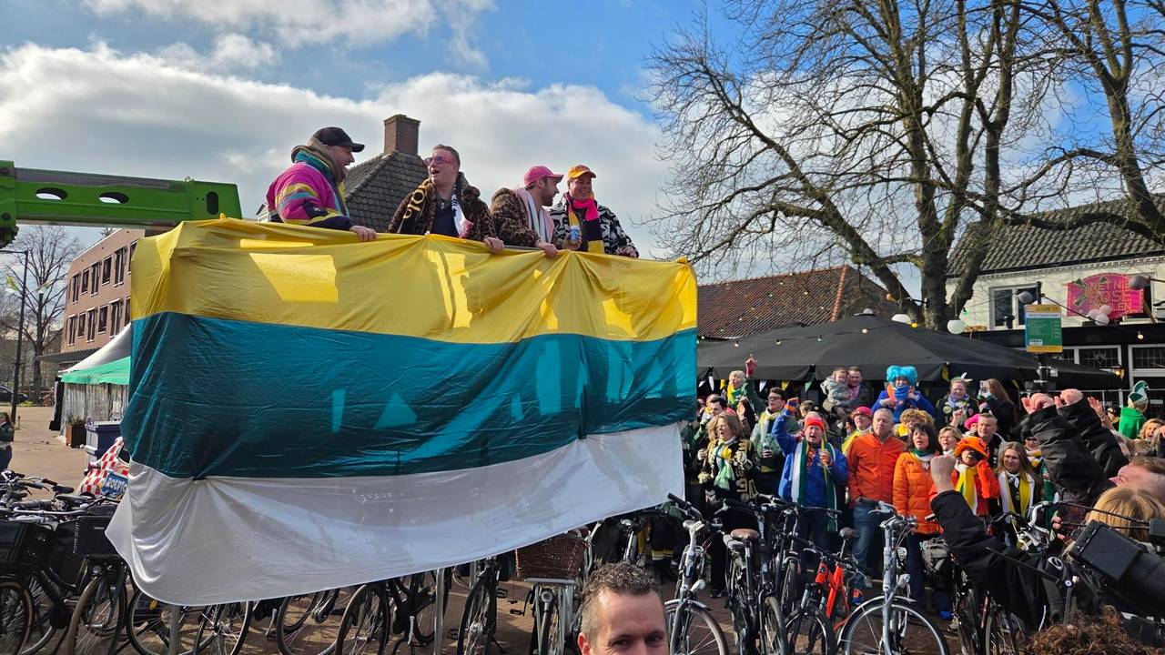 Effe Serieus gaf een optreden in een hoogwerker (foto: Noël van Hooft).