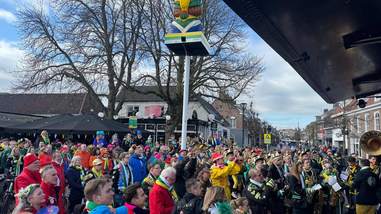 De mannen van Effe Serieus zijn blij met hun onderscheiding (Noël van Hooft).