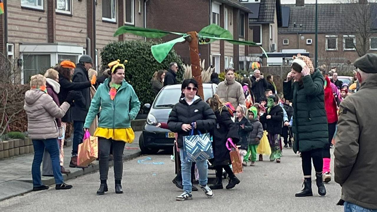 Optocht in Peeënrijk (foto: Bas).
