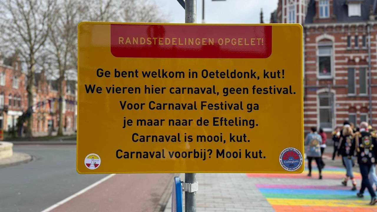 Sarcasper hangt een bord voor carnavalsvierders op