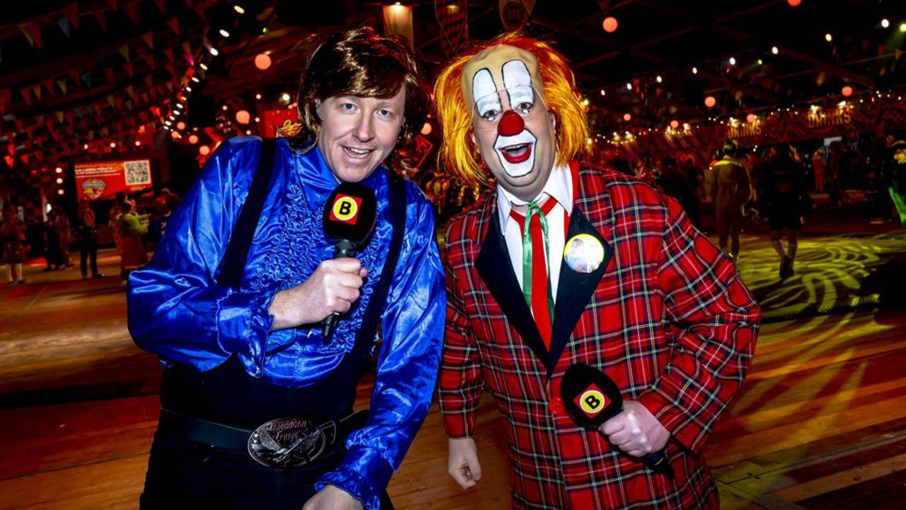 Maarten Kortlever als Adriaan (van Bassie) en Koen Wijn als Bassie (van Adriaan) tijdens 2 Uurkes Vurgloeie (foto: Eye4Images).