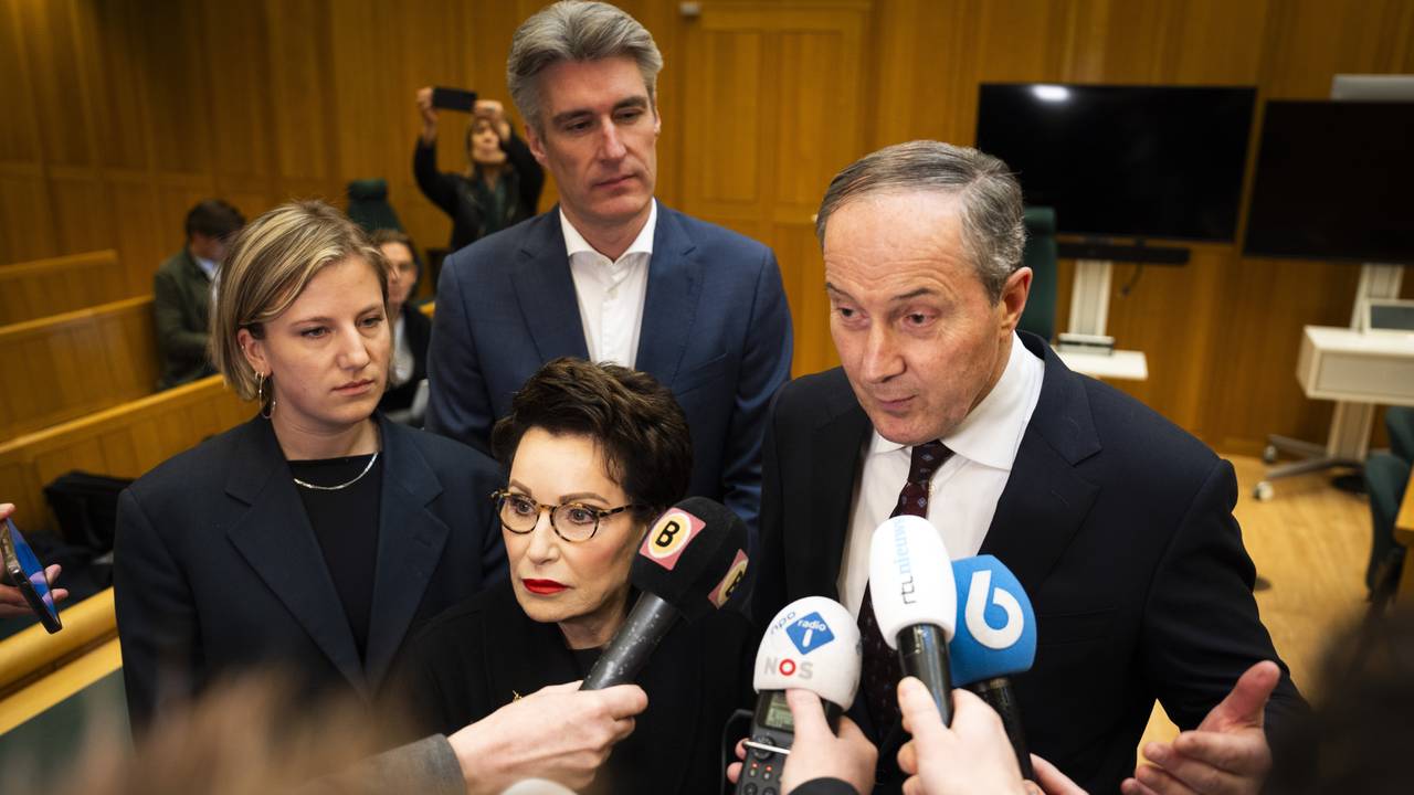 Advocaten Geert-Jan en Carry Knoops staan de pers te woord na afloop van de uitspraak in de strafzaak rond het Stint-ongeluk (foto: Jeroen Jumelet/ANP).