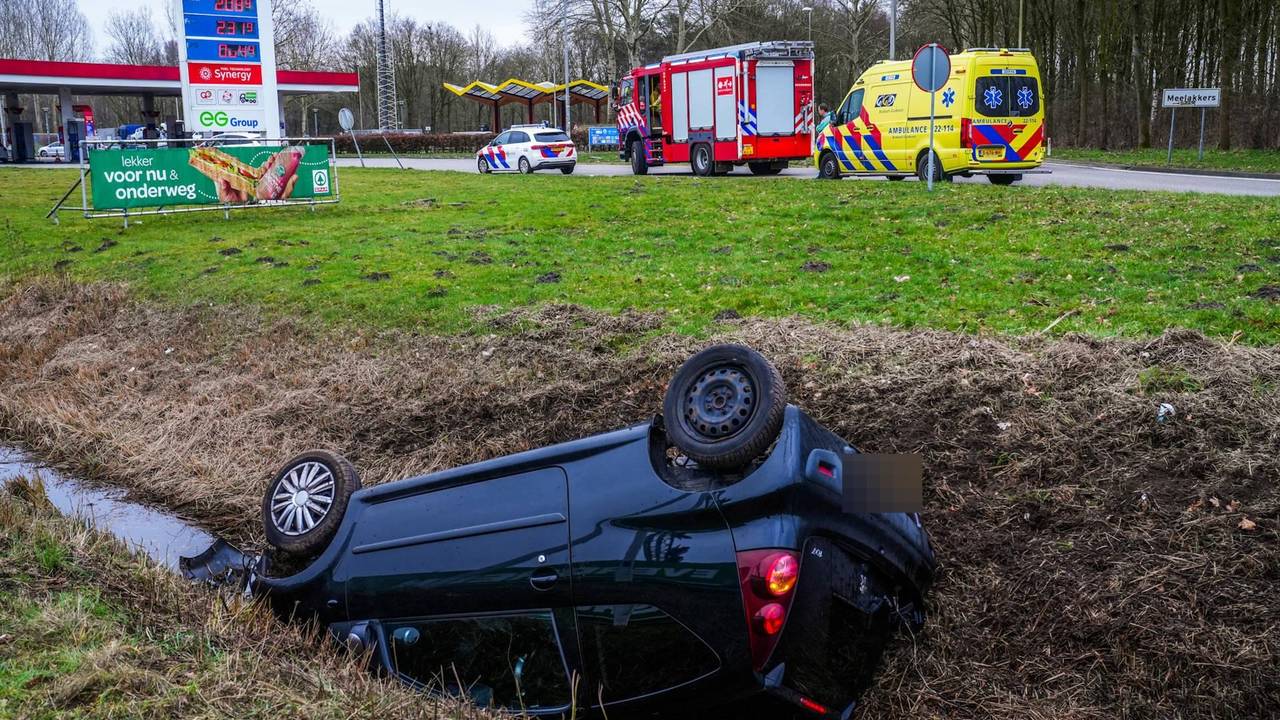 Vrouw valt in slaap achter het stuur en belandt in Geldrop in de sloot