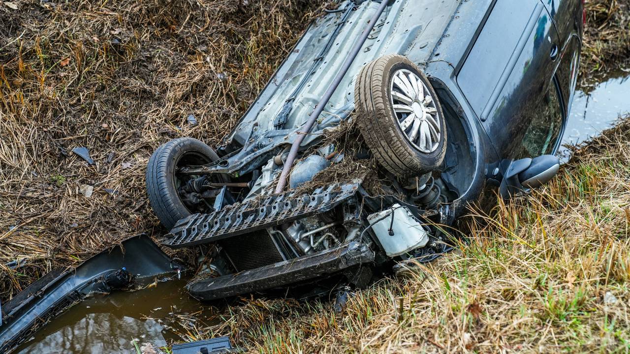 De auto belandde in de sloot naast de A67 (foto: Dave Hendriks/Persbureau Heitink).