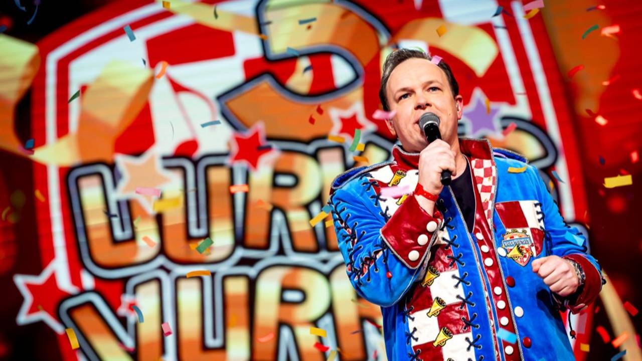 Presentator Jordy Graat tijdens 3 Uurkes Vurraf 2026 (foto: Eye4Images).