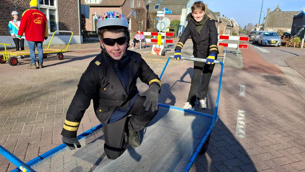 De beddenrace in Knoepersriek (Sambeek) (foto: Leon Voskamp).