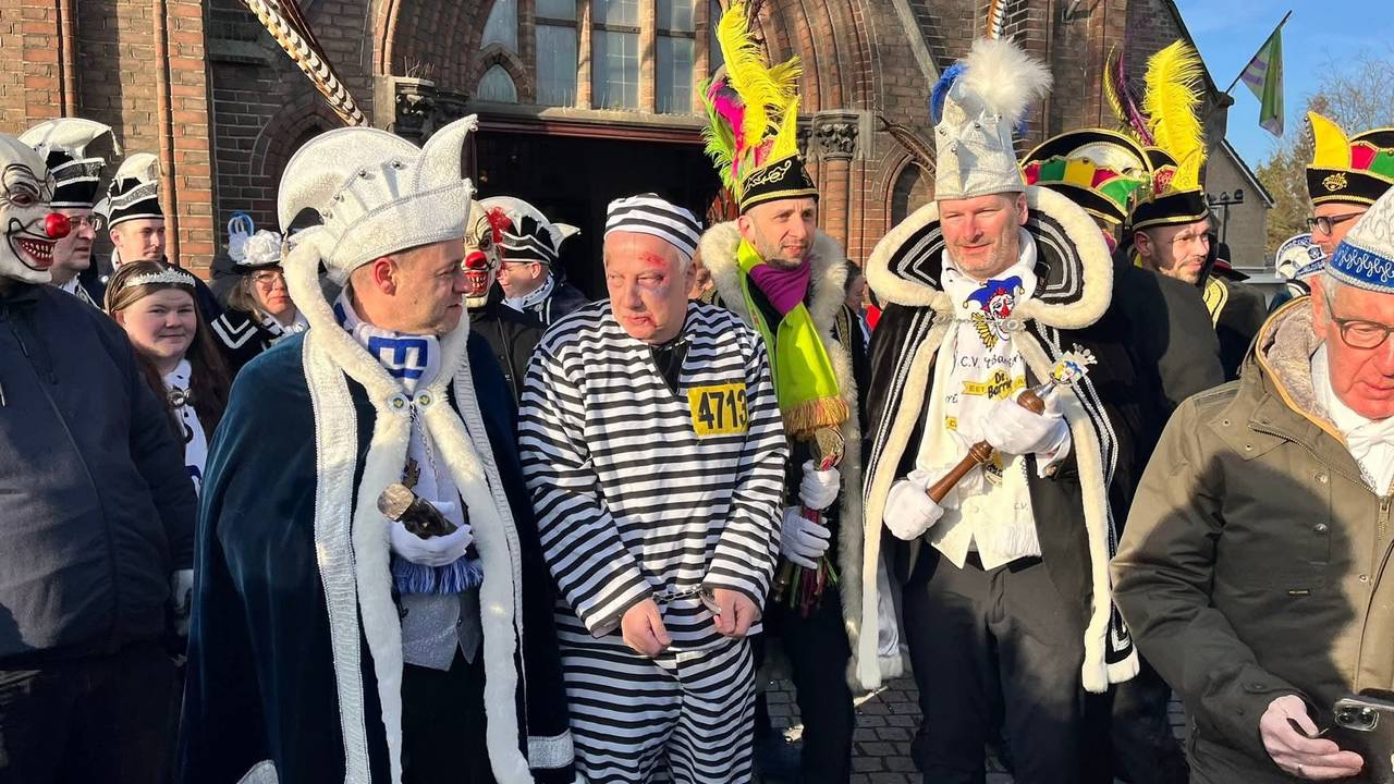 Pastoor Pieter Scheepers werd net op tijd 'bevrijdt', waardoor de carnavalsmis op tijd kon starten (foto: CV De Kluppels).