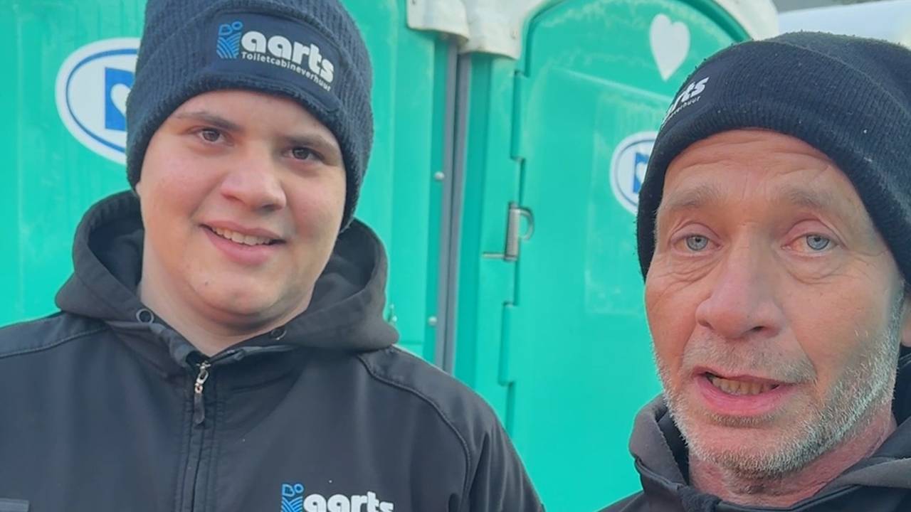 Vader Marco en zoon Jordy maken al jaren samen dixi's schoon (foto: omroep Brabant). 